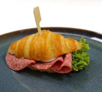 Butter Croissant – Salami Tomate