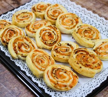 Blätterteigrollsbox 15 Stück Lachs/Kren